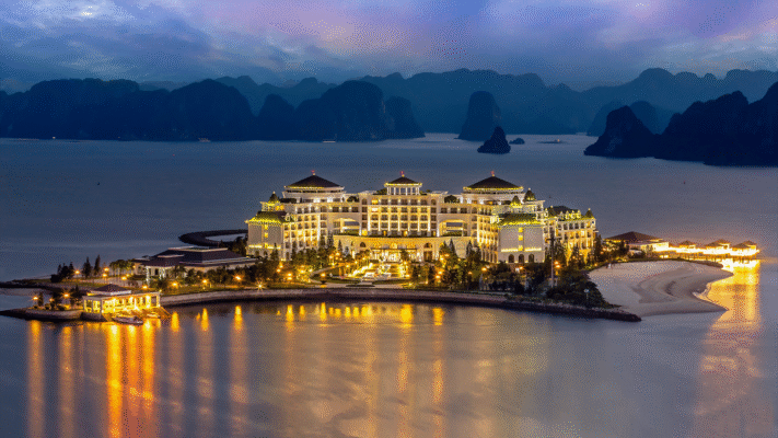 Vinpearl Resort & Spa Hạ Long hiện lên như một lâu đài châu Âu nguy ng