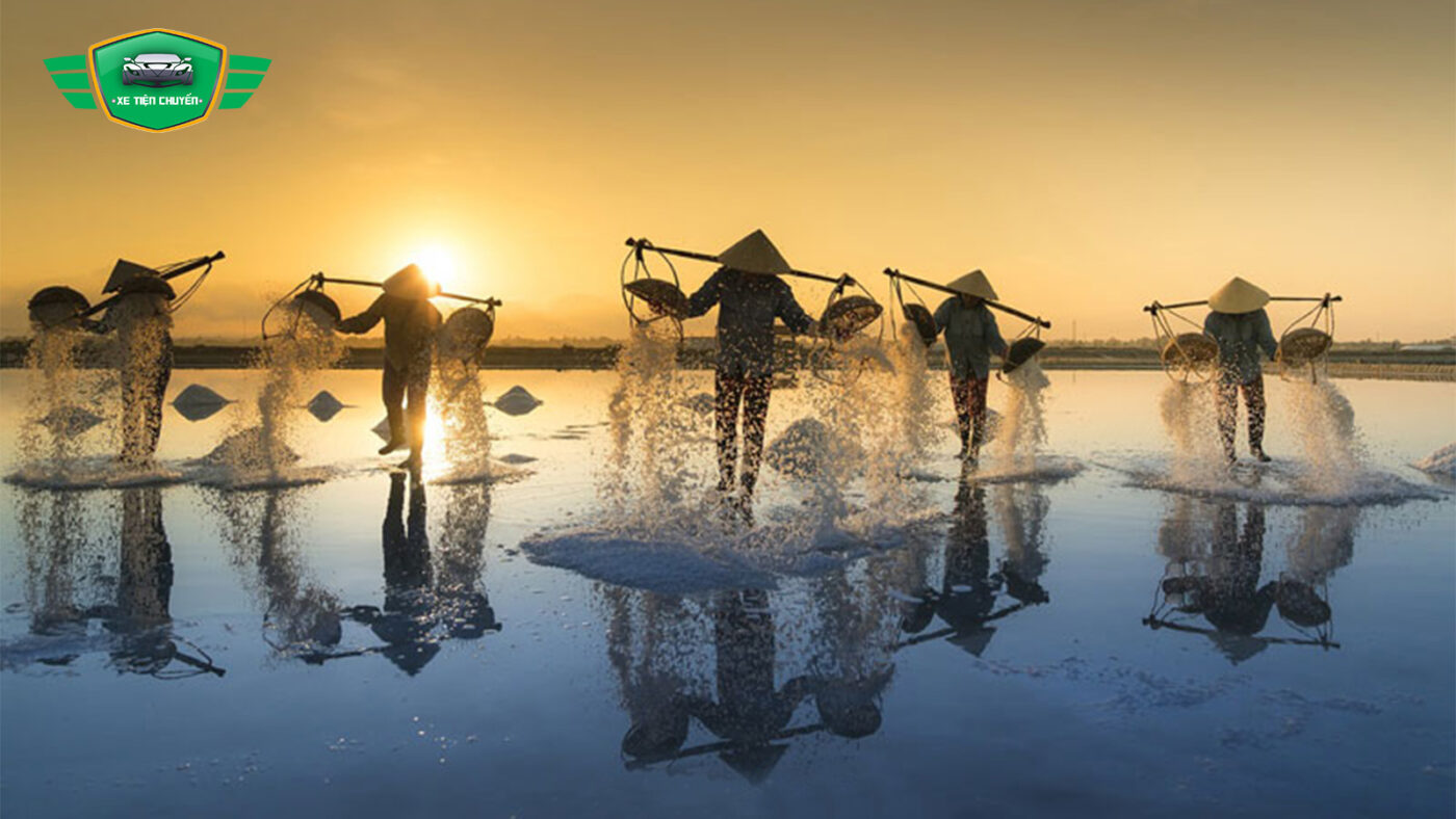 Cánh đồng muối Bạch Long Giao Thuỷ Nam Định đẹp nao lòng trong ánh hoàng hôn