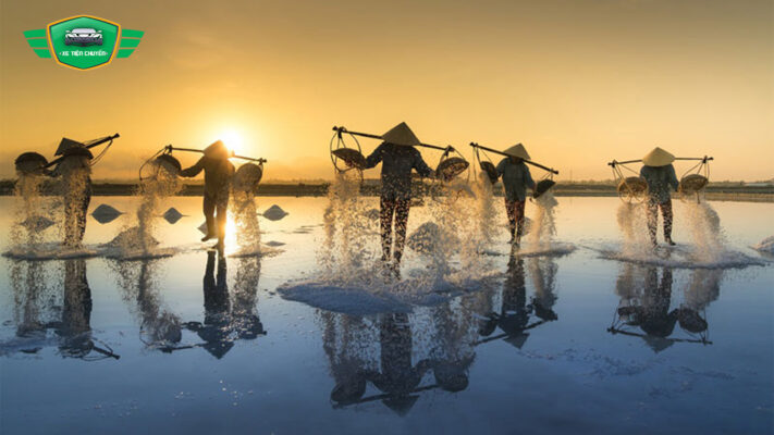 Cánh đồng muối Bạch Long đẹp nao lòng trong ánh hoàng hôn