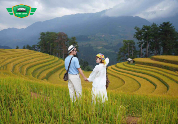 Những thửa ruộng bậc thang trải dài, uốn lượn theo triền núi