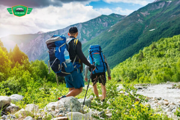 Trải nghiệm hoạt động Trekking vượt qua các ngọn núi
