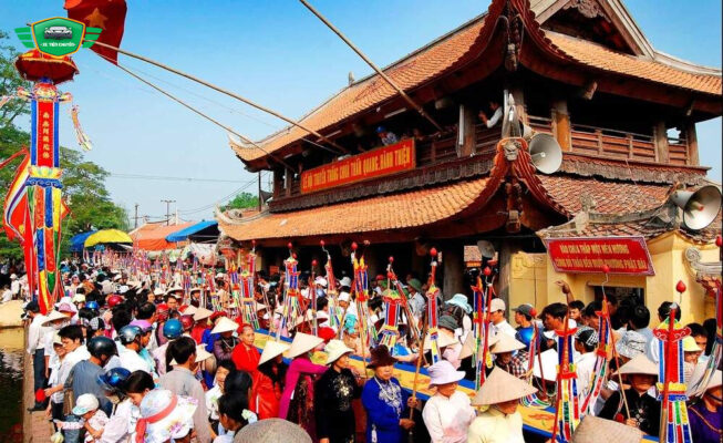 Tham gia lễ hội chùa Keo Thái Bình